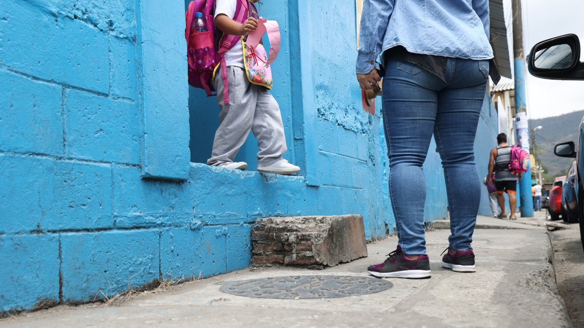 Realidad. EXPRESO comprobó, ayer, que padres de familia fueron a recoger a sus hijos al centro educativo.