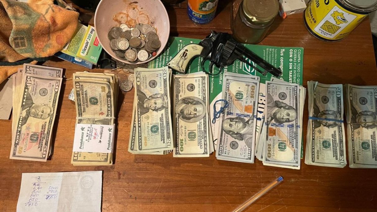 Dinero en efectivo, armas de fuego, un computador, celulares, entre las evidencias incautadas