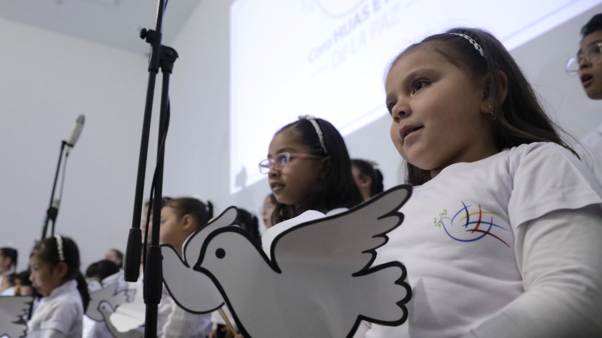 Integrantes del Coro Hijos e hijas de la Paz realizan una presentación hoy, en Bogotá (Colombia)