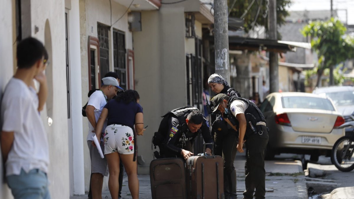 Los agentes policiales acordonaron el área ante el terror de los residente de Cristo del Consuelo
