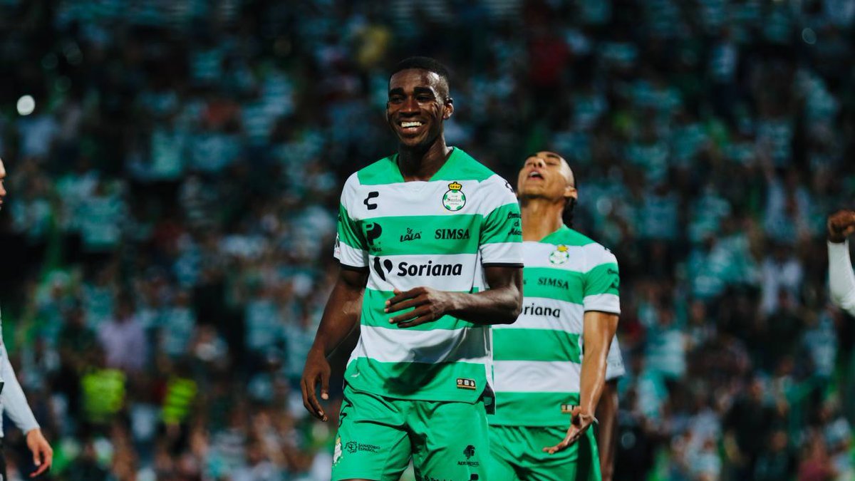 Félix Torres, defensa ecuatoriano del Santos, celebra su gol ante el León.