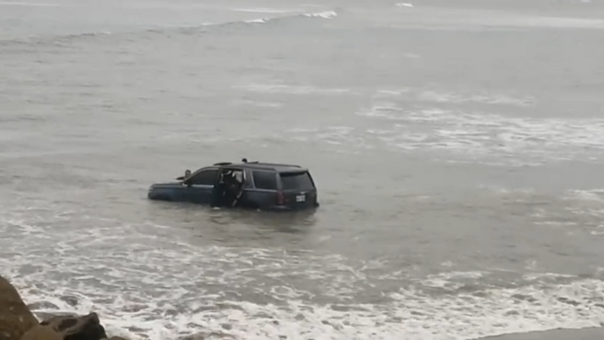 De acuerdo con los testigos del peculiar hecho, ciudadanos en aparente estado etílico ocupaban el vehículo de alta gama.