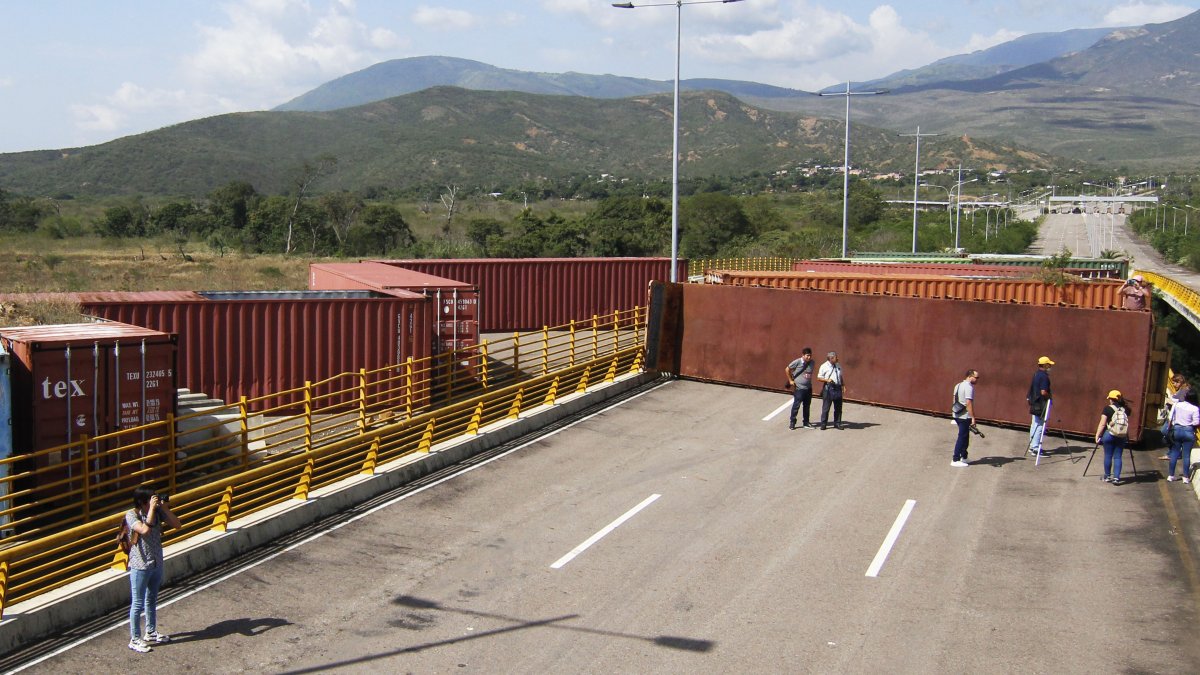 Fotografía del 18 de agosto de 2022 que muestra los contenedores que permanecen bloqueando el Puente Internacional de Tienditas que conecta el estado Táchira (Venezuela) con el departamento de Norte de Santander (Colombia).