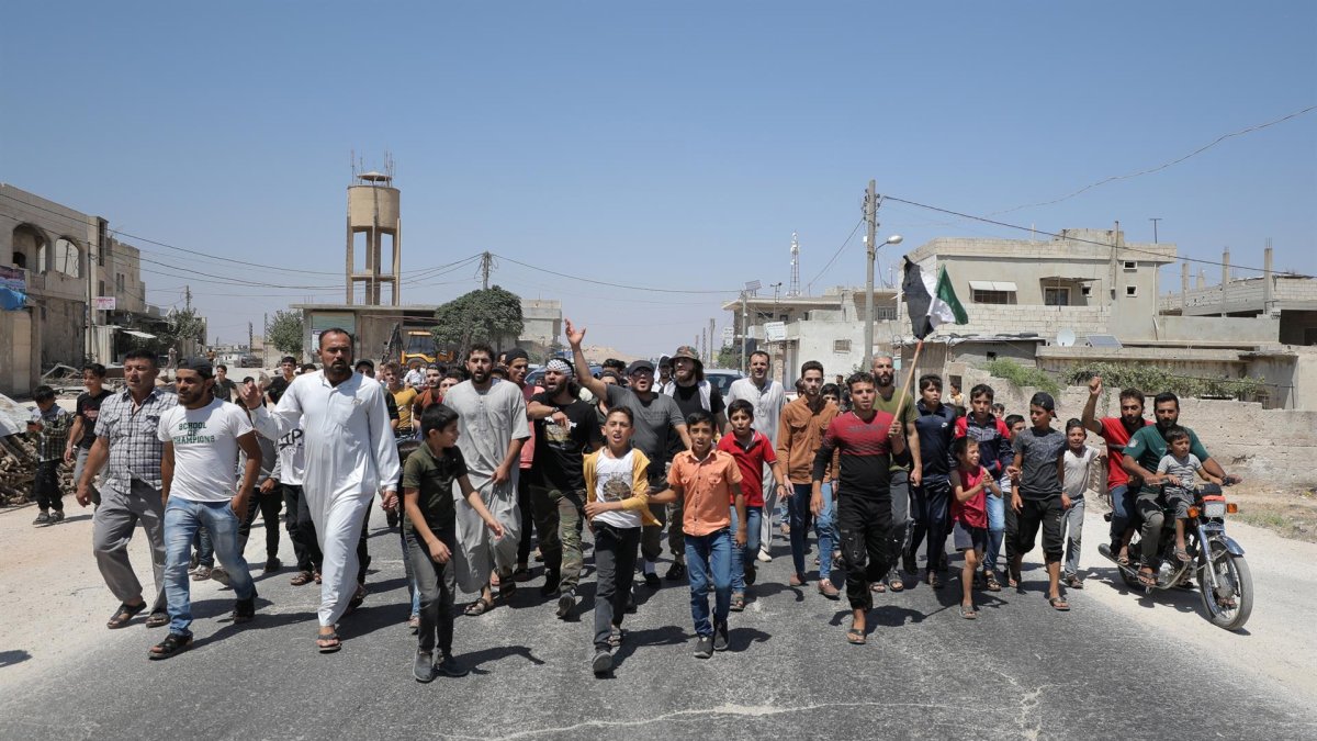 Un grupo de sirios protesta contra los llamamientos turcos a la reconciliación entre los rebeldes y el gobierno sirio, en la aldea de Al-Mastumah, siete kilómetros al sur de Idlib, Siria, el 12 de agosto de 2022.