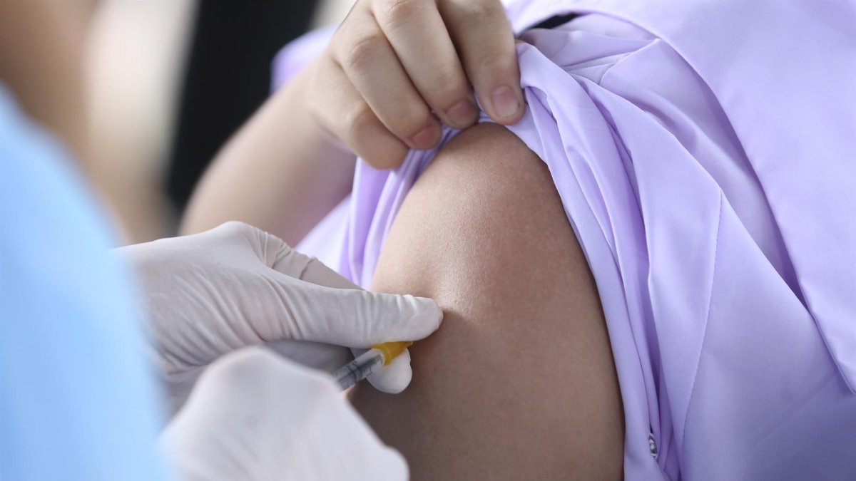 Personal de salud vacuna a una persona, en una fotografía de archivo.