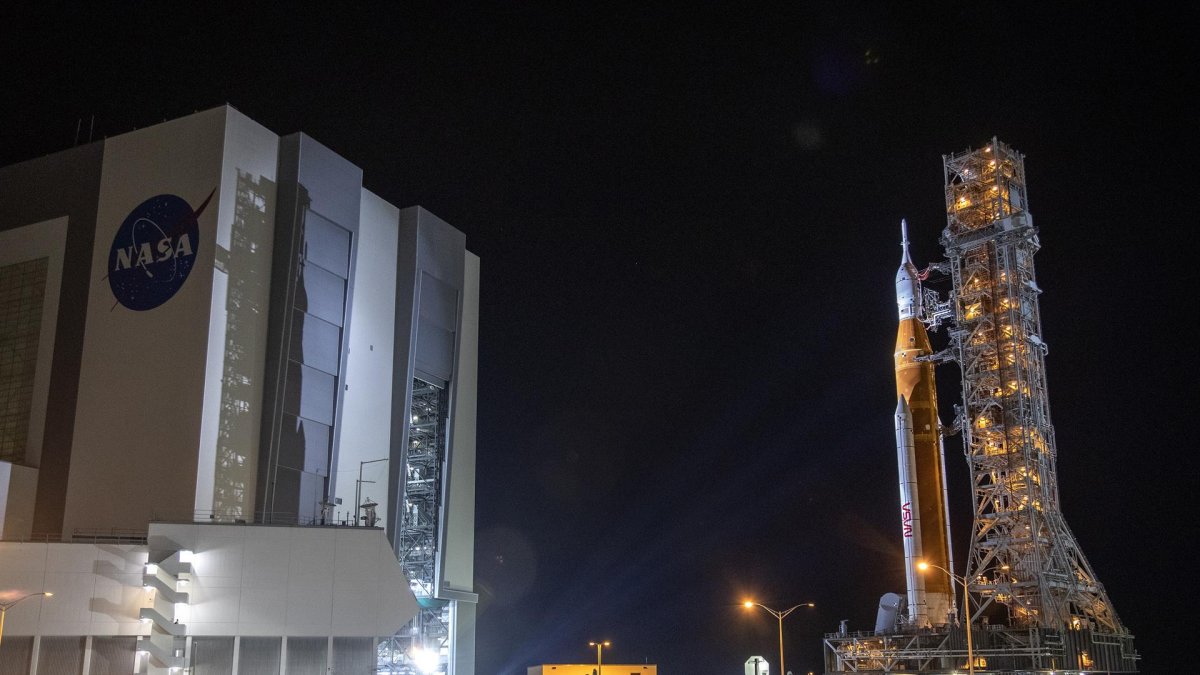 El cohete SLS con una cápsula Orión, parte de la misión Artemis 1.