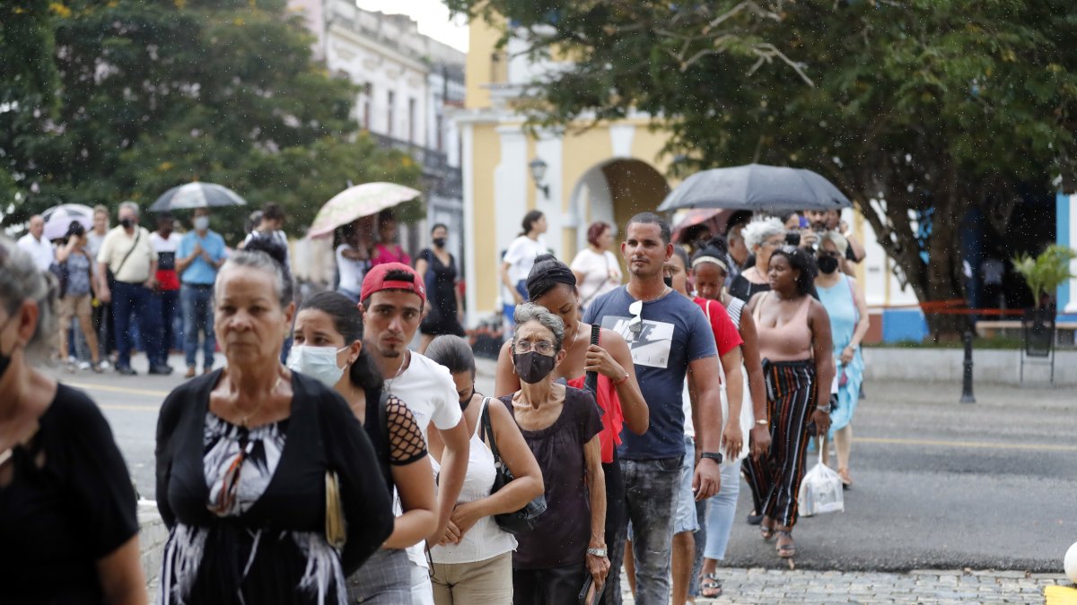 Personas acuden a rendir homenaje hoy viernes 19 de agosto de 0222, a los bomberos y personas fallecidas en el incendio de la base de supertanqueros de Matanzas (Cuba). /Ernesto Mastrascusa