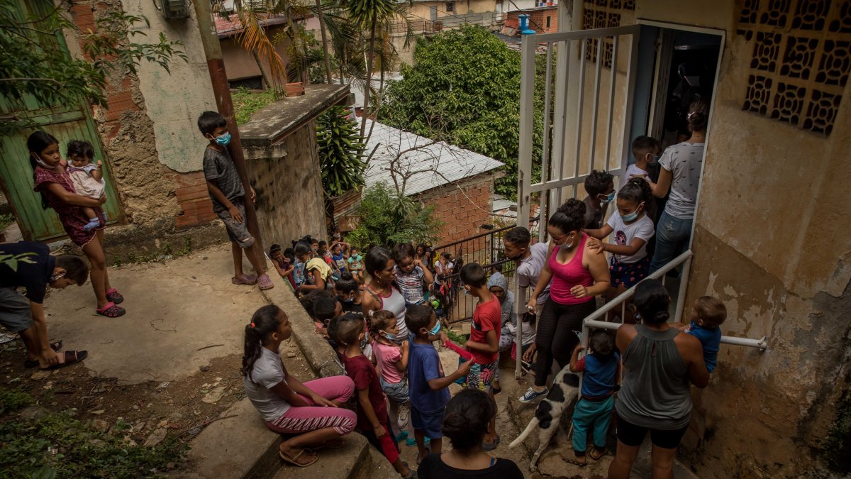 Venezuela. Un grupo de personas aguardar para recibir asistencia de la organización no gubernamental 