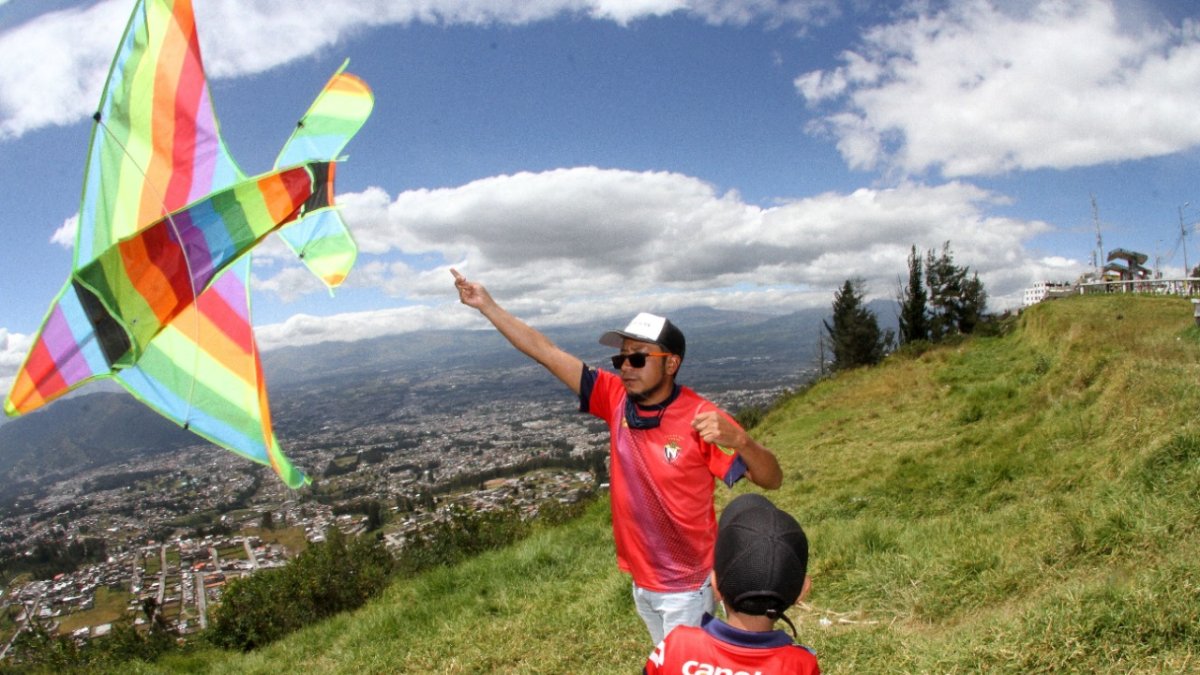Verano. Las familias aprovechan los vientos para volar cometas en estos espacios.