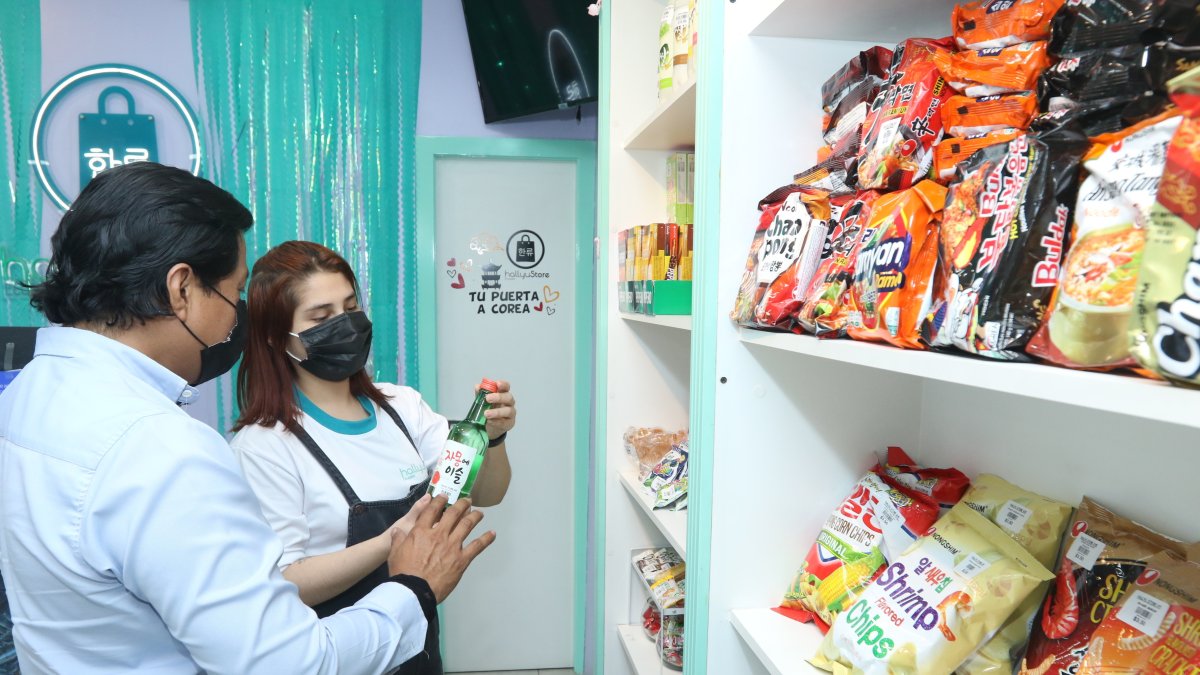 Norte. Luis Morejón ve una botella de soju en Hallyu Store. Él contó que sus hijos y sobrina son fans de la música y snacks asiáticos, en la percha se ve de sabor a camarón y calamar.