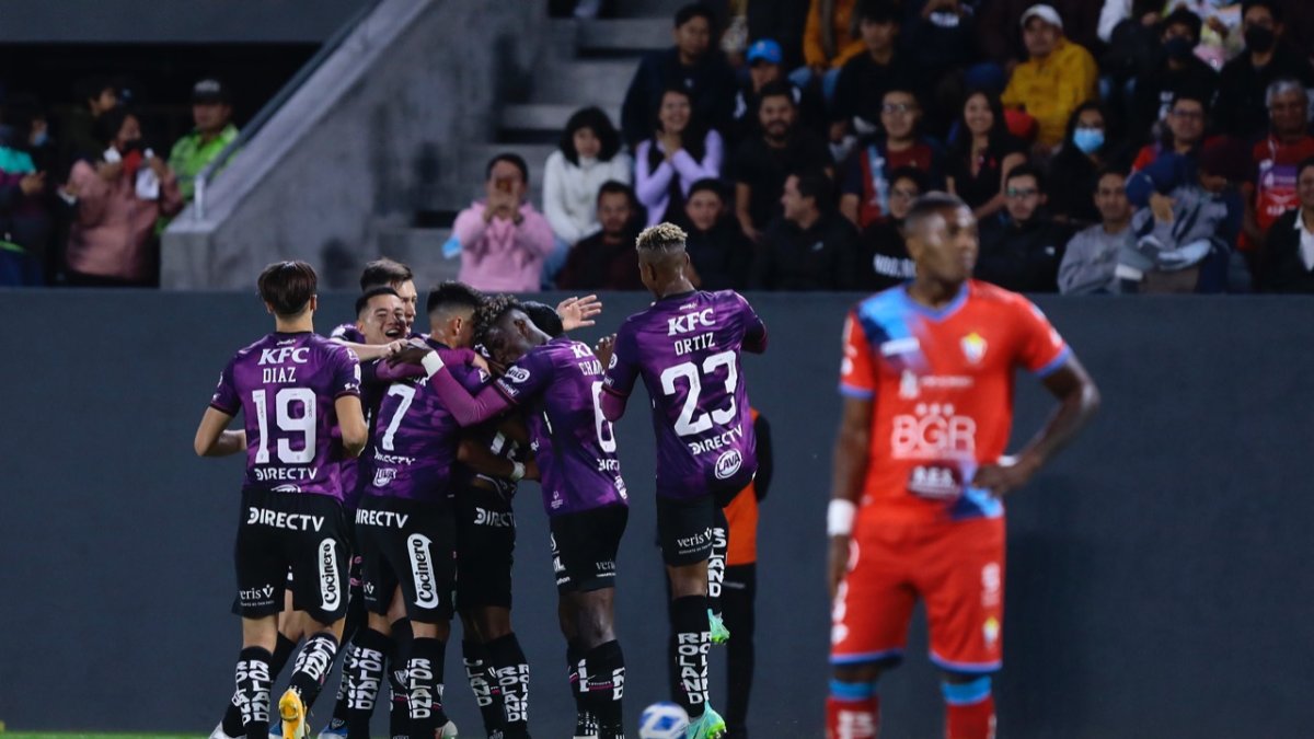 Los jugadores de Independiente del Valle festejan el primer gol ante El Nacional en el estadio Banco Guayaquil.