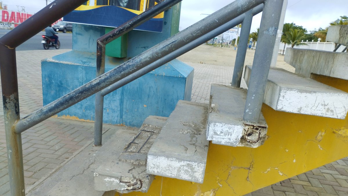 El deterioro es notorio en el paso por el que cruzan a diario decenas de habitantes.