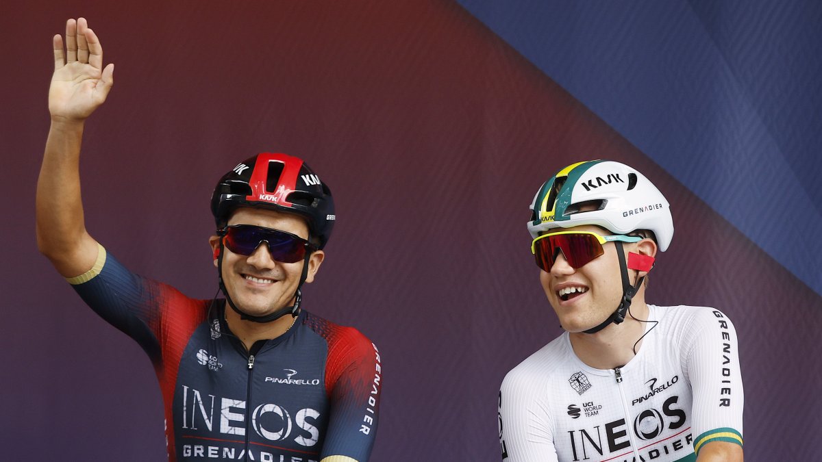 Richard Carapaz (i), ciclista ecuatoriano de Ineos, durante la Vuelta a España.
