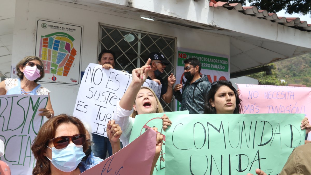 Comunidad. Los residentes protestaron con pancartas afuera de una UPC.