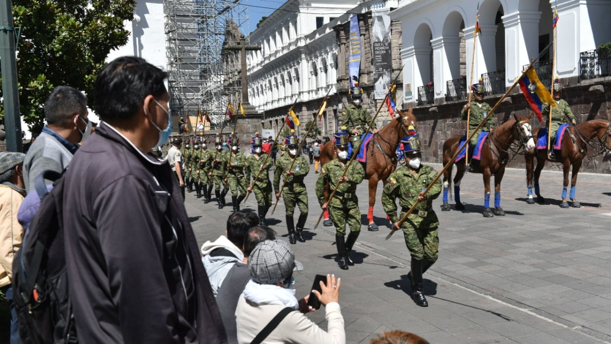Oportunidad. Ciudadanos que transitaban o hacían gestiones por la Plaza de la Independencia aprovecharon para observar el repaso del acto que recuerda a los héroes independentistas.