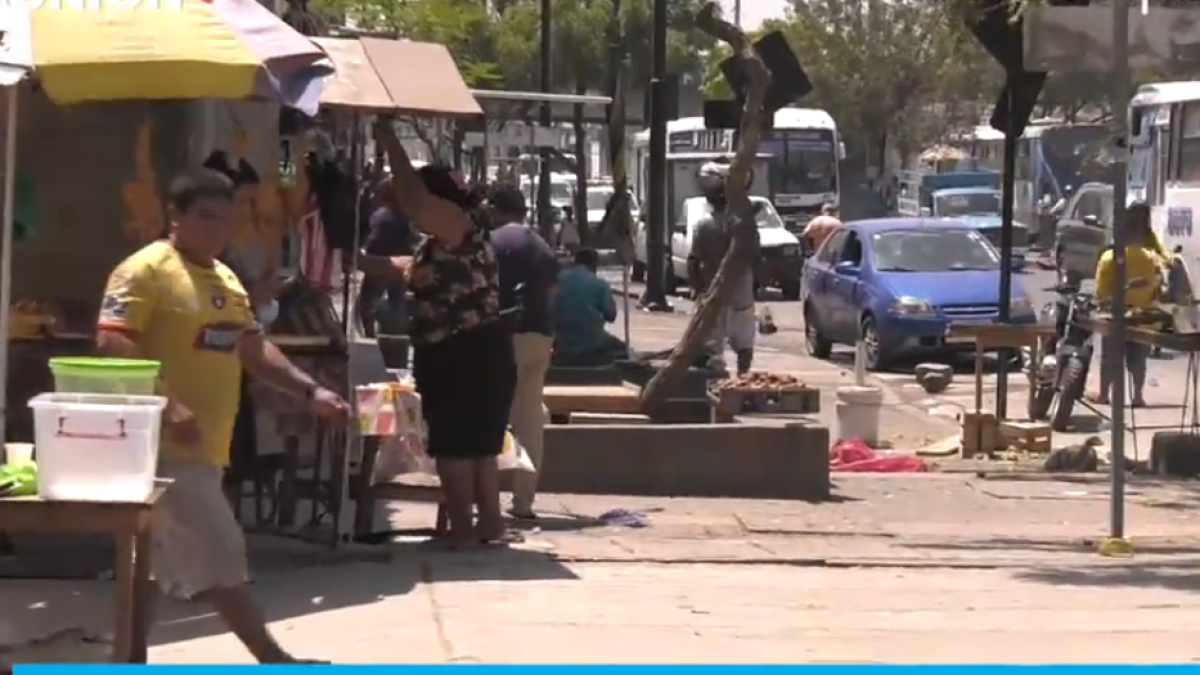 Varios comerciantes fueron retirados de la acera que ocupaban en un tramo de la avenida.