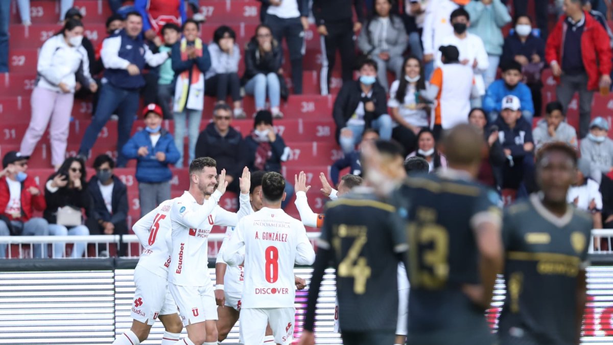 Los jugadores de Liga de Quito celebran el gol anotado por Tomás Molina, en el primer tiempo.