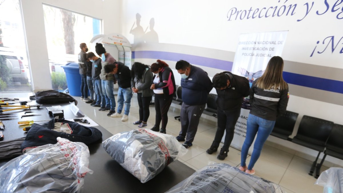Caso. El jueves la policía detuvo en el sur de Quito a ocho sospechosos de robos en buses de transporte público en el sector de Iñaquito, al norte.