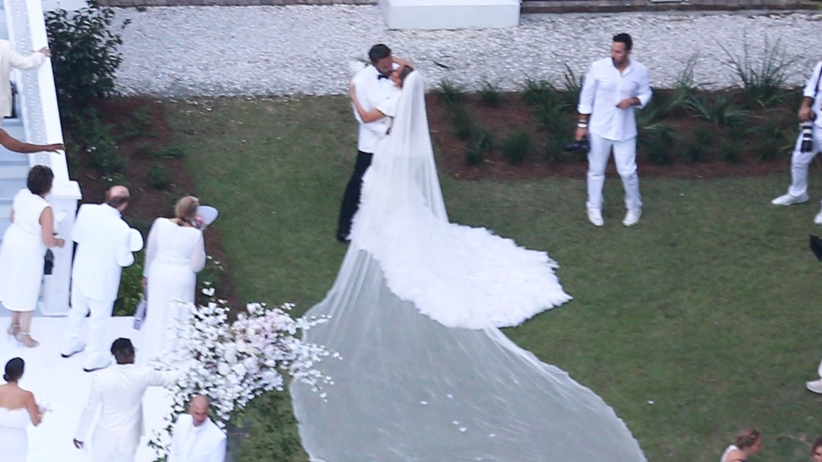 Los actores, vestidos de blanco, llevaron a cabo 'la boda de sus sueños', por la que esperaron casi 20 años.