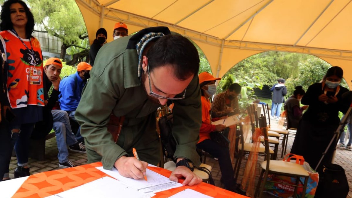 Acto. Técnicos Chocó Andino recogen firmas para la consulta popular para impida la minería metálica.
