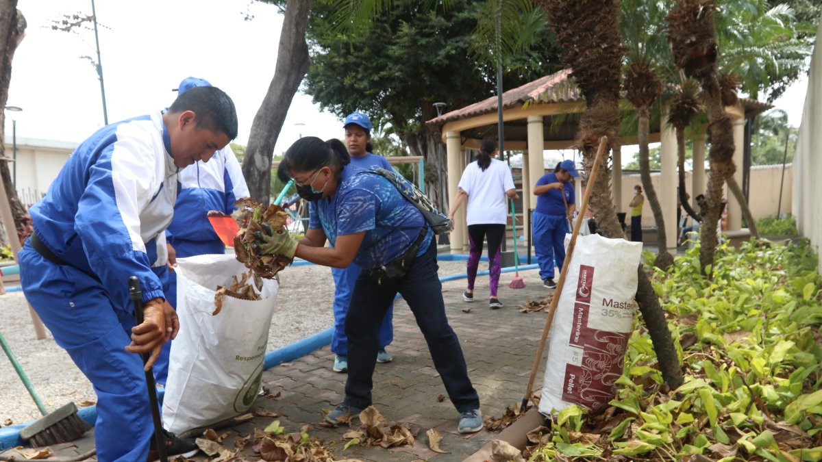Acción. Personal de Urvaseo y Policía Nacional participaron en la minga comunitaria en el parque del sector.