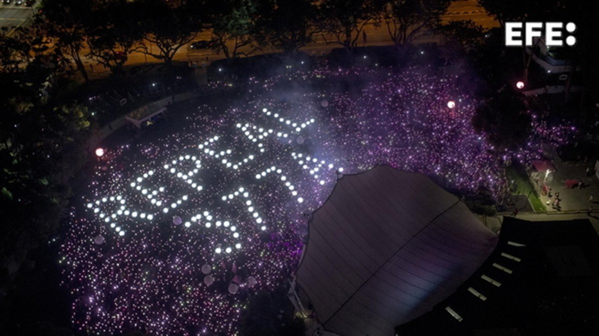Imagen de archivo de manifestantes reproduciendo de manera luminosa en una manifestacion su reivindicación de suspender la ley que sancionaba el sexo entre hombres.