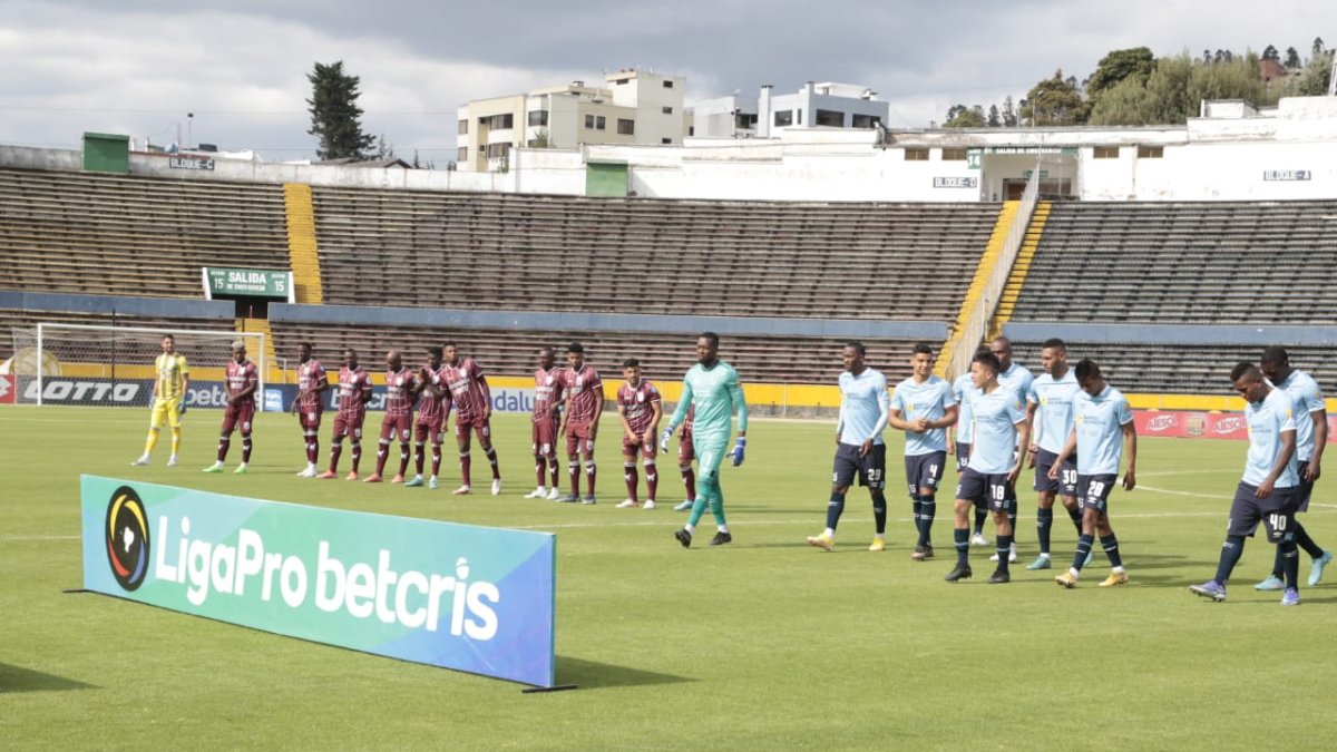 Partido suspendido entre Católica y  9 de Octubre en el estadio Atahualpa.