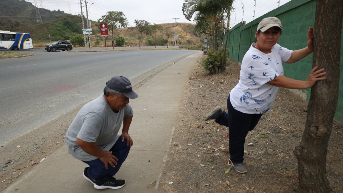 Necesidad. En medio de lotes destinados a plazas comerciales o urbanizaciones, los moradores usan los espacios vacíos para recreación.