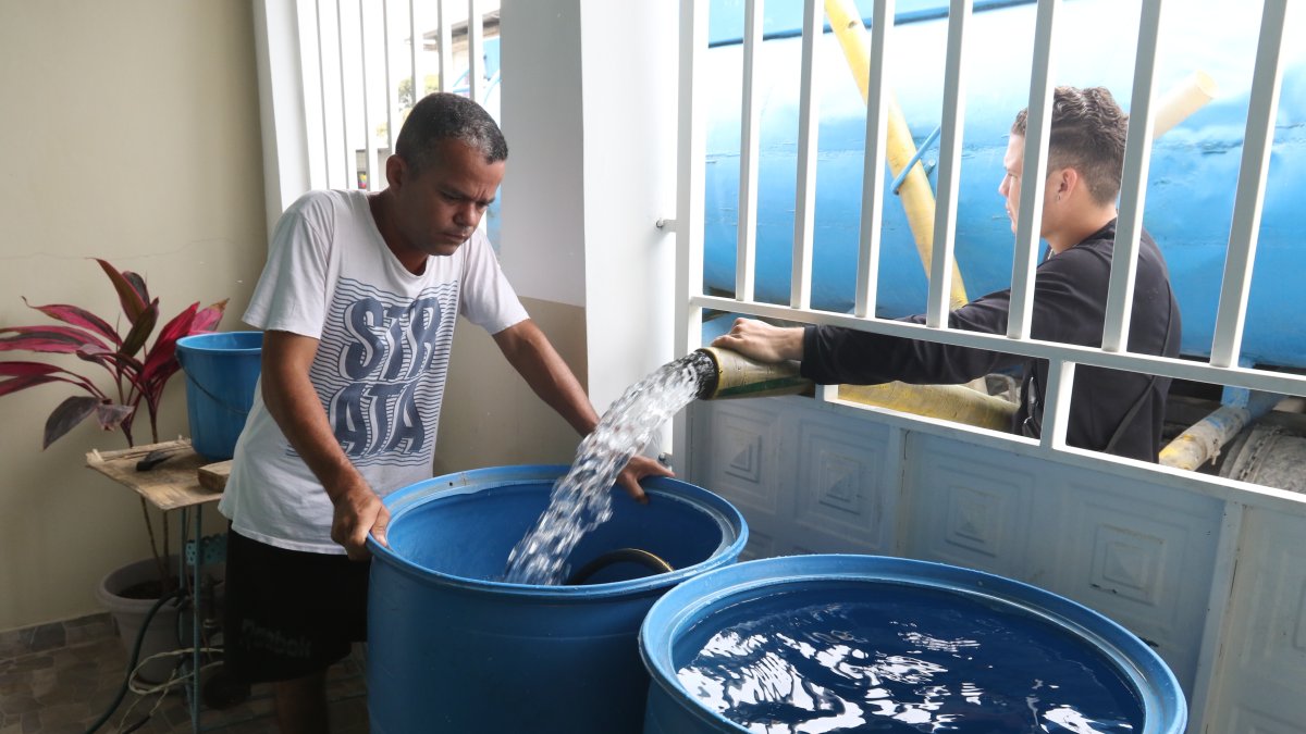 Tanqueros. El abastecimiento, en general, de agua potable en un gran porcentaje del cantón se realiza a través de los tanqueros que cobran 1 dólar por cada tanque.