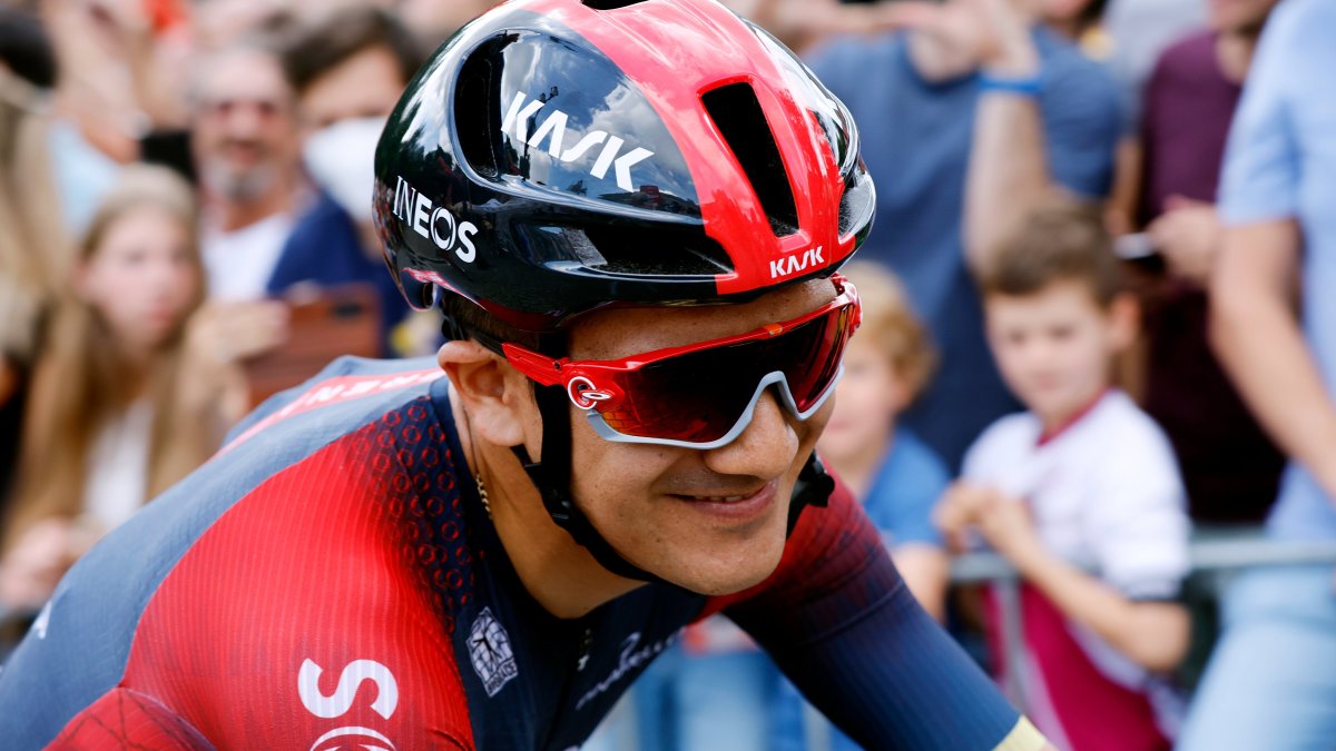 El ciclista ecuatoriano Richard Carapaz, de Ineos, se alista para una semana ideal para atacar, con tres etapas de media montaña e igual número de alta montaña.