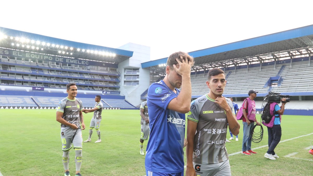 Los jugadores de Emelec y Deportivo Cuenca se retiran del gramado.