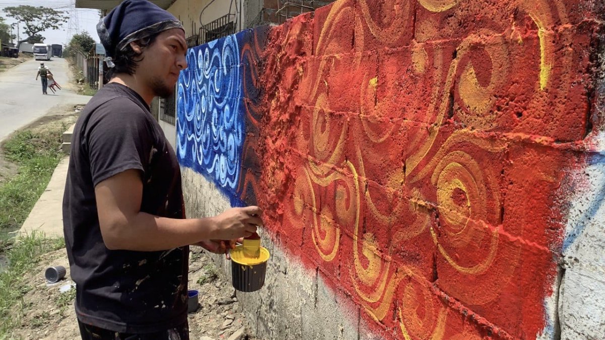 En el sector donde dos niños fallecieron, Rodríguez pintó el mural por la paz.