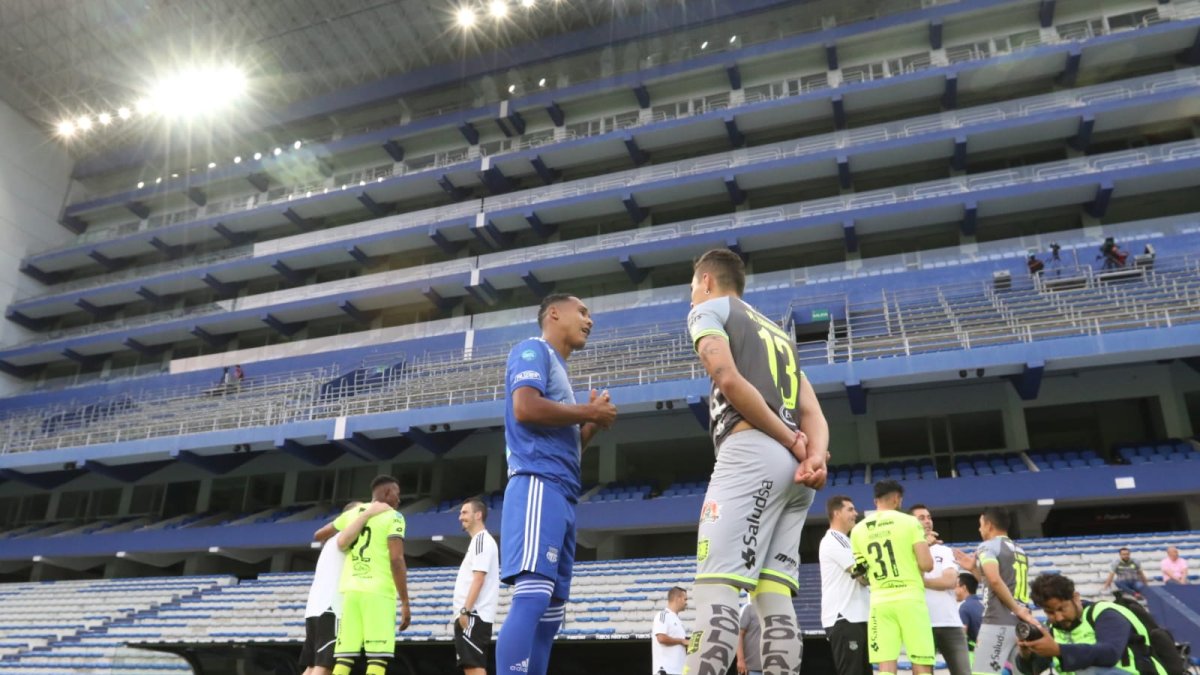 El duelo entre Emelec y Deportivo Cuenca fue uno de los afectados tras la paralización del gremio arbitral.