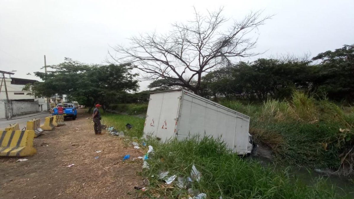 El camión que se volcó en las calles de Sauces 3 transportaba helados.