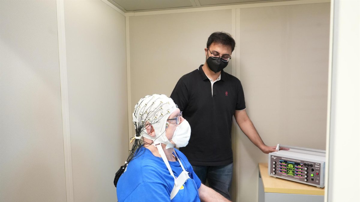 Imagen de un momento de las sesiones de estimulación cerebral eléctrica.