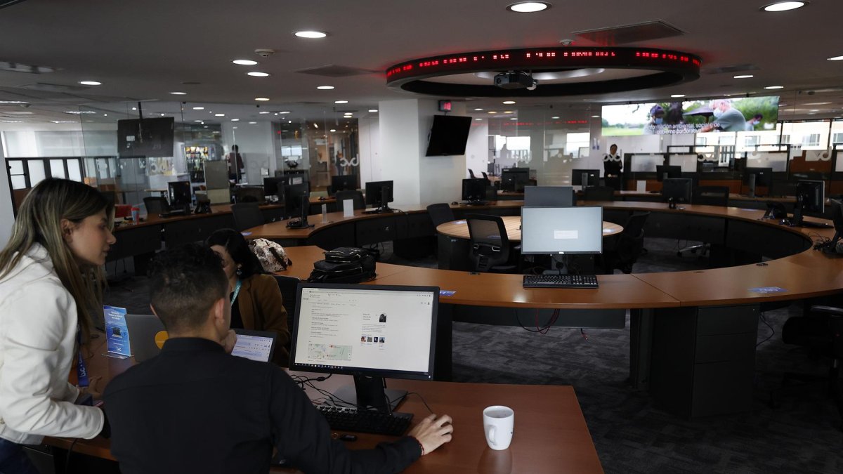 Personas trabajan en la sede de la Bolsa de Valores de Colombia, en Bogotá (Colombia), en una fotografía de archivo.