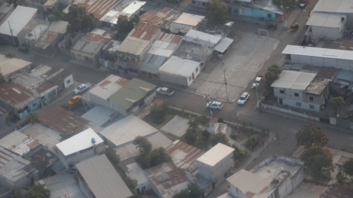Sobrevuelo dado este último domingo en el que se observó a camionetas de la Policía rondar por sectores del sur de Guayaquil.