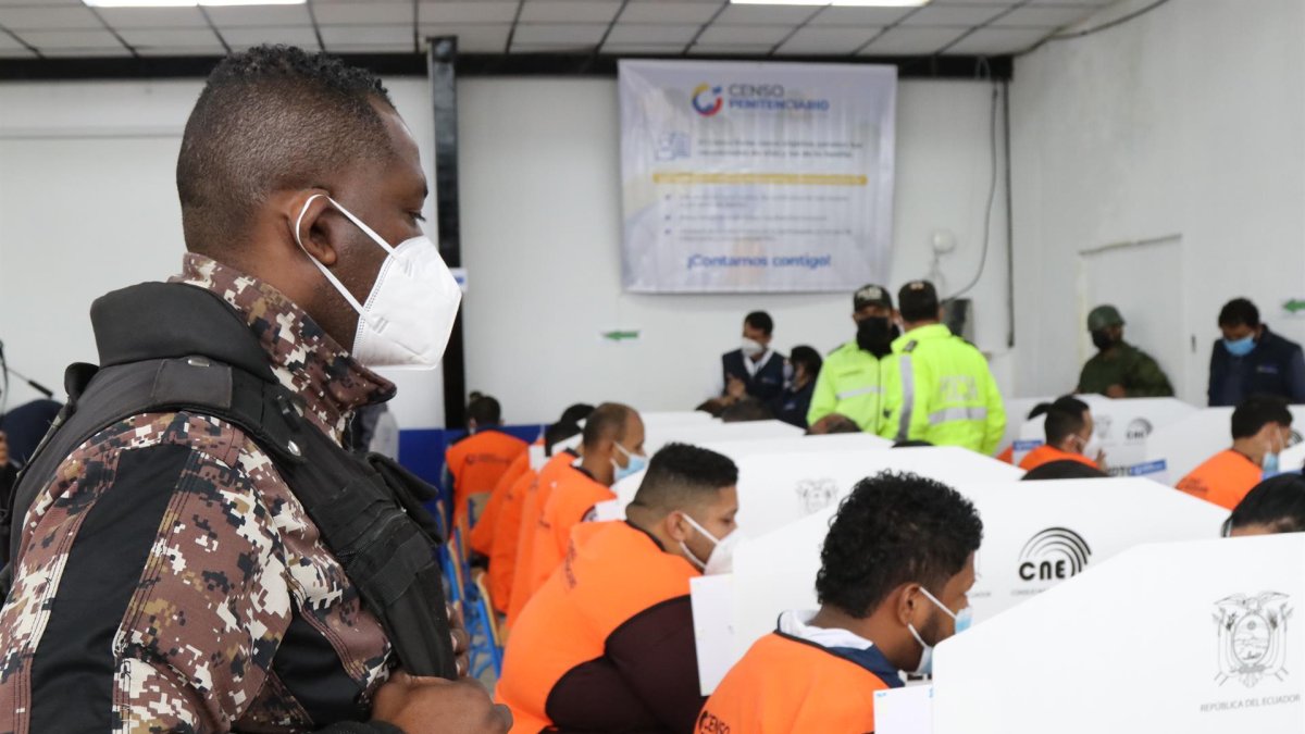 Vista de personas mientras participan durante el inicio del censo penitenciario hoy en la cárcel de Tulcán, capital de la norteña provincia de Carchi (Ecuador).