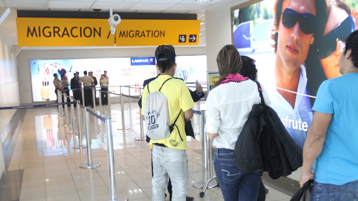 Los pasajeros deben esperar largo tiempo en el área de migración del aeropuerto.