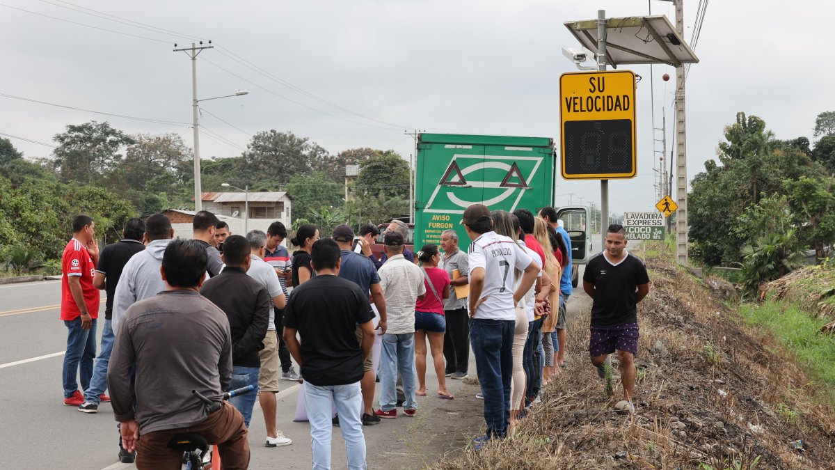 Puerto Inca. Los afectados se unen para protestar en la carretera.