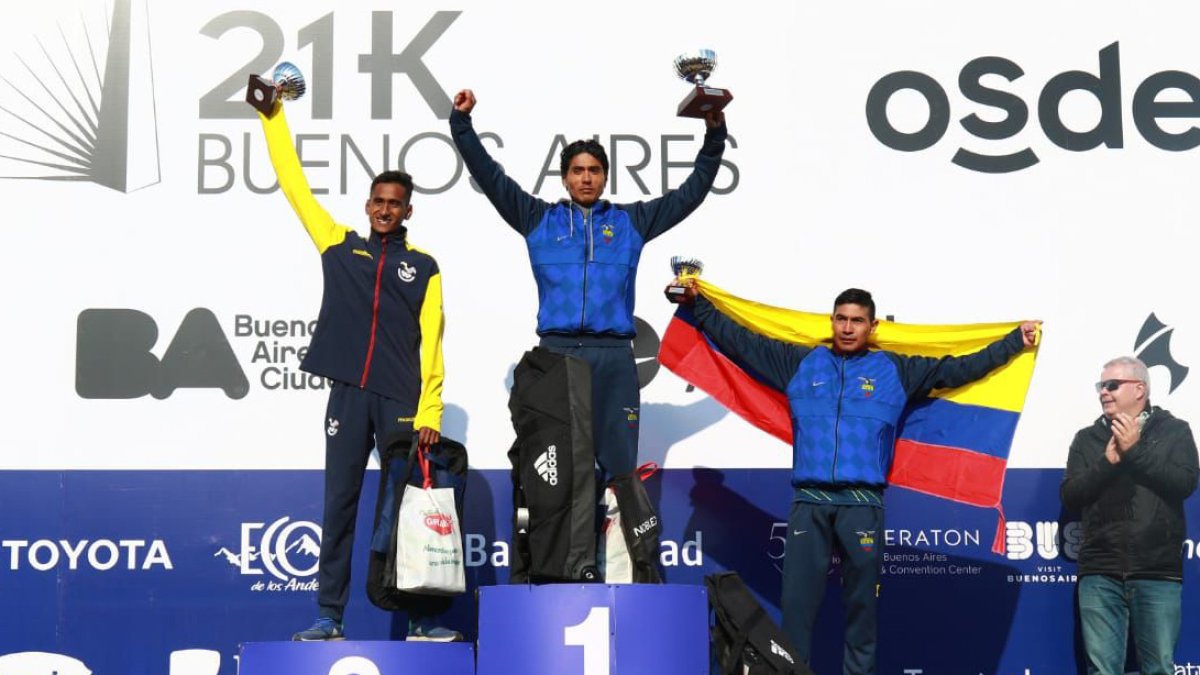 Vásconez (c), Vicente Loza (i) y Segundo Jami en el podio enteramente tricolor.