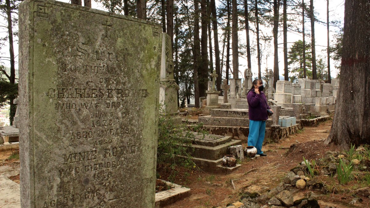 La mexicana María del Carmen Hernández Skewes , en el cementerio inglés del municipio Real del Monte, estado de Hidalgo (México). EFE/