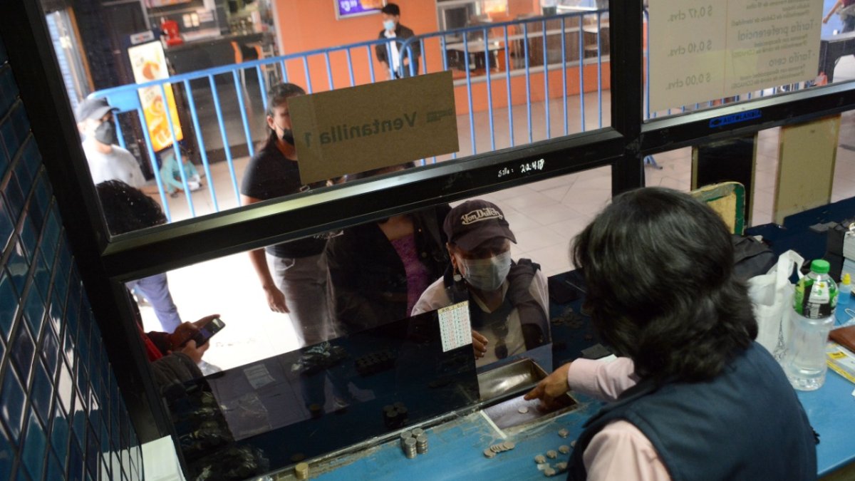 1. Caja. En la estación El Recreo, cuatro personas cobran los pasajes y venden ticketeras de alimentadores. El registro es manual.