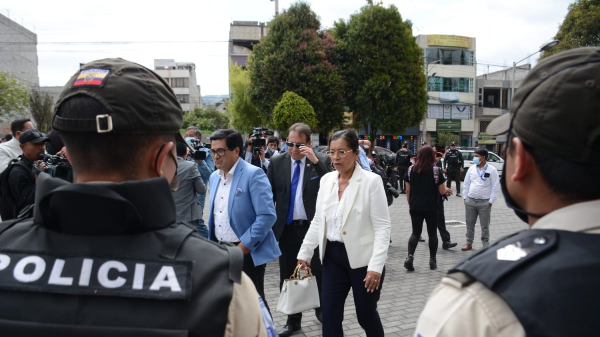 Diligencia. Cerca de las 16:00, la expresidenta de la Asamblea salió de la Judicatura para conectarse vía Zoom. 