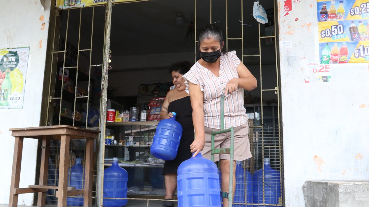 Botellones. La venta de agua en botella tiene alta demanda ante la falta del líquido por tubería.