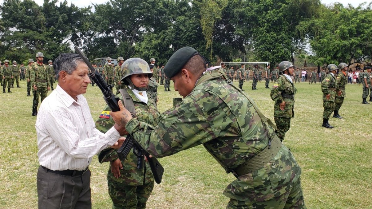 Foto de archivo de una ceremonia de entrega de armas a los conscriptos durante el servicio militar en Ecuador