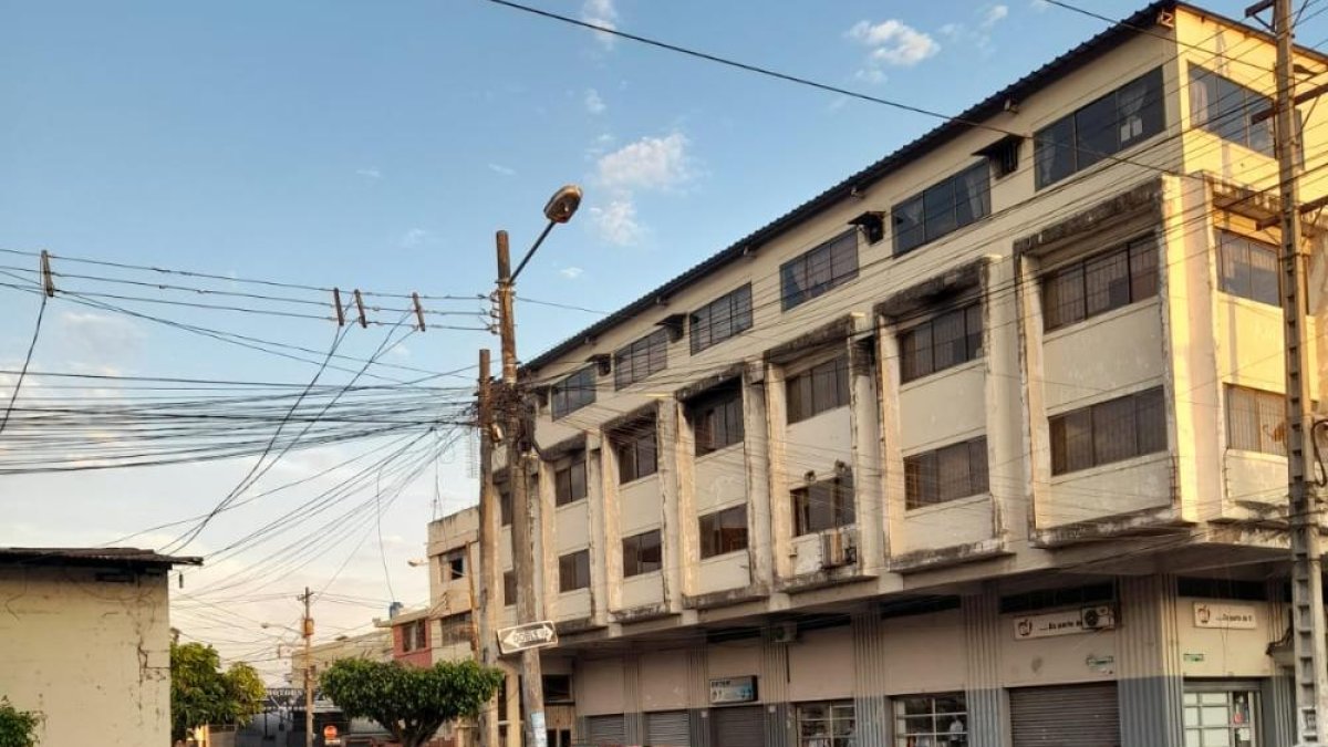 Moradores piden por el arreglo de los postes de luz en varios puntos de barrio Garay.