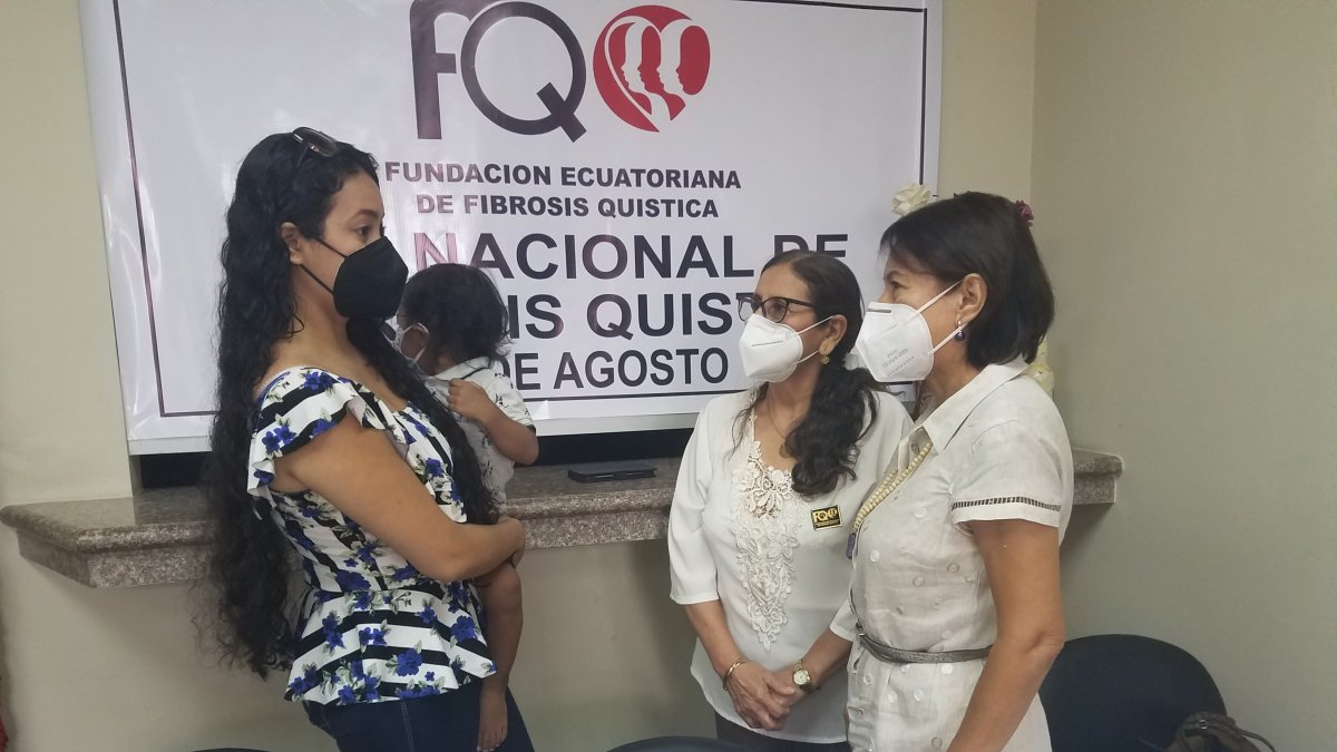 Grace Solano, madre de un paciente infantil, dialoga con Isabel Franco y Mariana Martínez, de la Fundación Nacional de Fibrosis Quística en la sede de la entidad.
