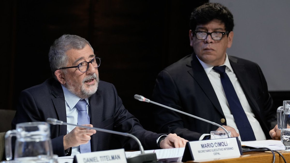 Mario Cimoli (izquierda), secretario Ejecutivo Interino de la Comisión Económica para América Latina y el Caribe (Cepal).