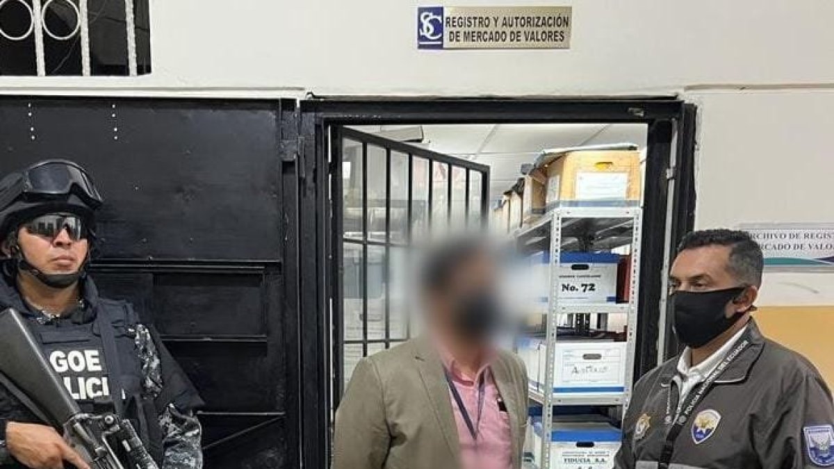 En este operativo realizado en Guayaquil se incautaron cajas con documentación y computadores. No hubo detenidos.